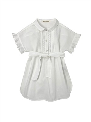 Abito bianco manica corta raglan con rouche , pettorina plissettata e pizzo e cintura in vita Zhoe & Tobiah