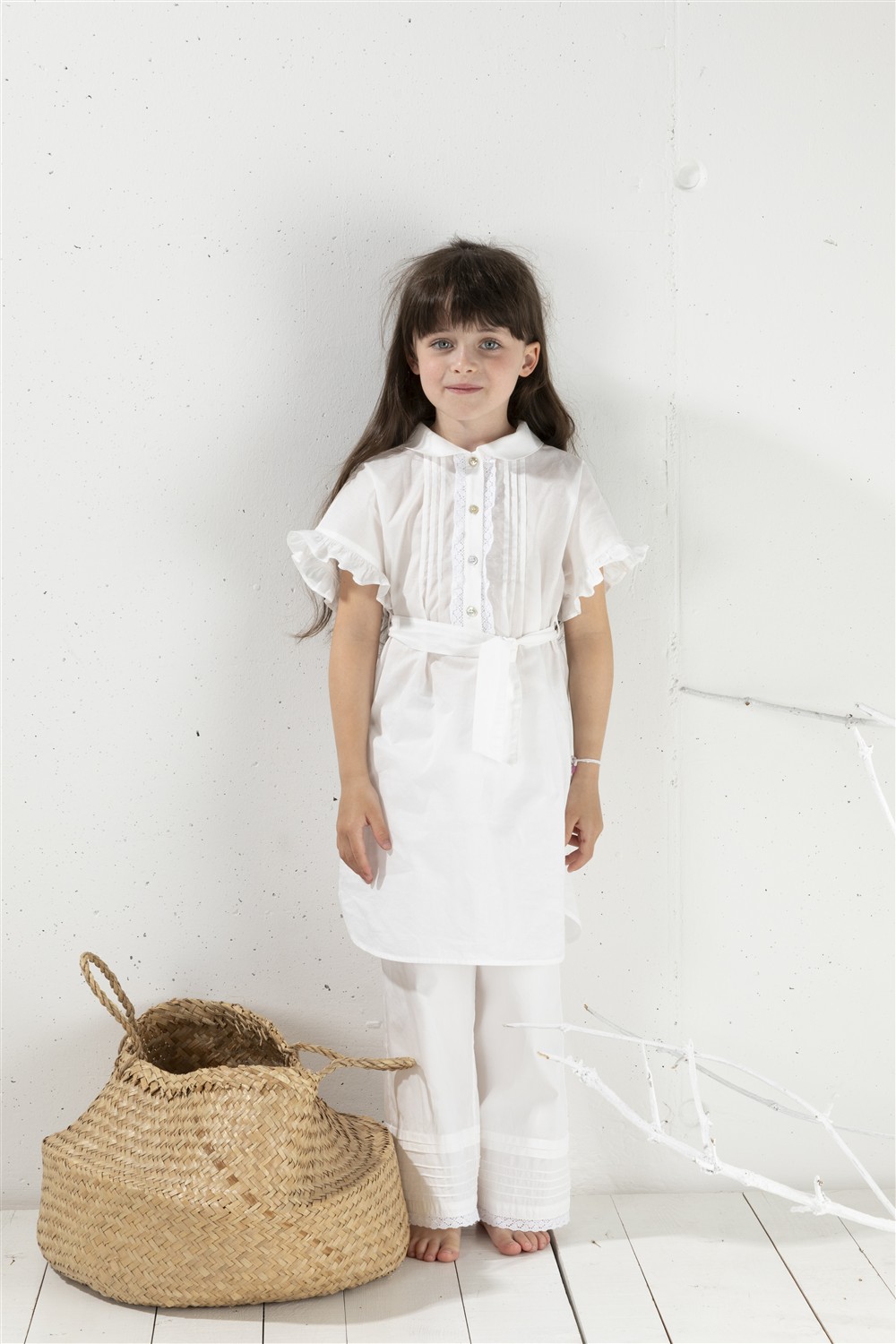 Abito bianco manica corta raglan con rouche , pettorina plissettata e pizzo e cintura in vita Zhoe & Tobiah - immagine 2