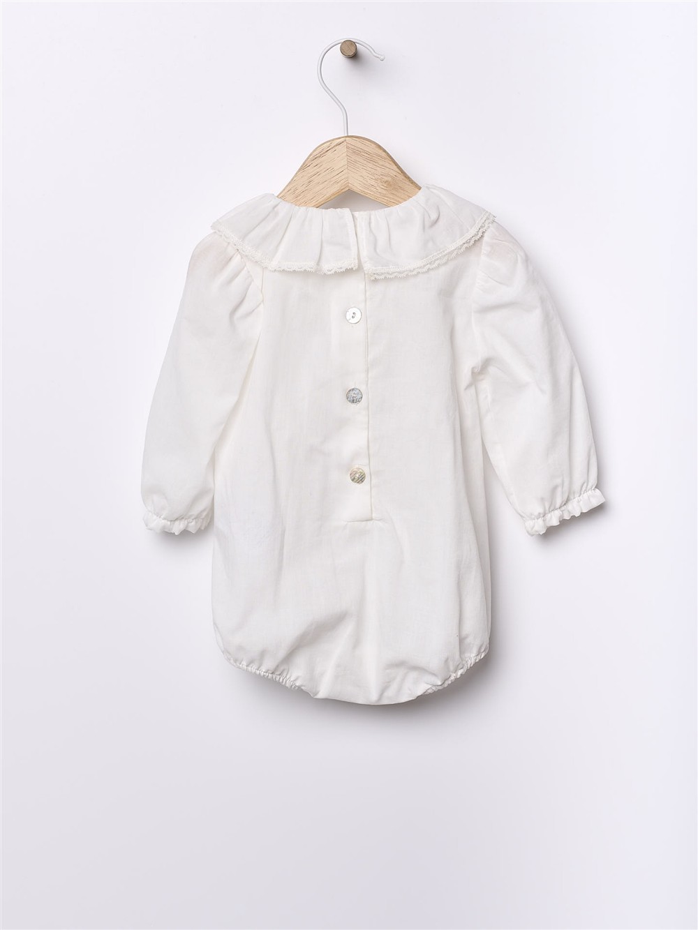 Body a manica lunga in cotone bianco con collo rouche profilo in pizzo Wedoble - immagine 2