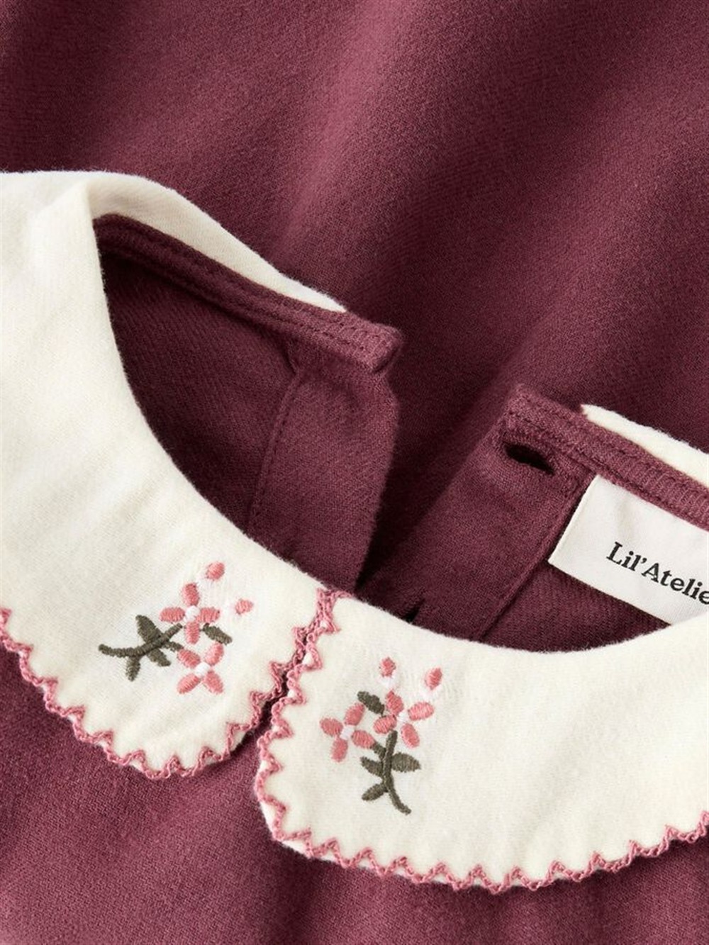 Abitino in caldo cotone vinaccia con body integrato e colletto panna ricami fiori Lil Atelier - immagine 3