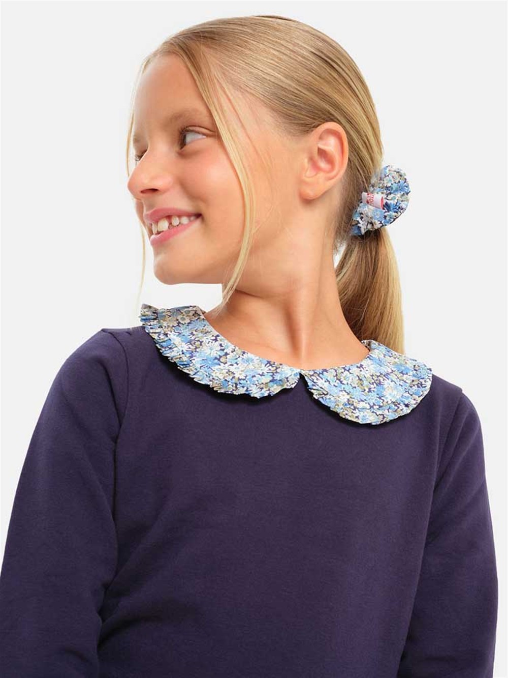 Felpa blu in caldo cotone con collo peter pan e polsini liberty fiori azzurri e bianchi Pesciolino Rosso