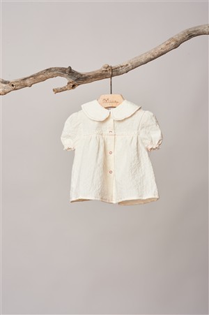 Camicia bianca in cotone goffrato con manica a sbuffo e collo tondo con profili e bottoni verde menta Latitta