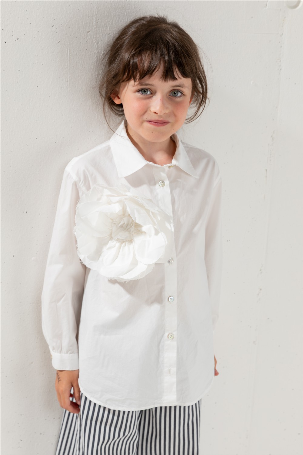 Camicia in cotone a manica lunga bianca con spilla fiore Zhoe & Tobiah - immagine 2