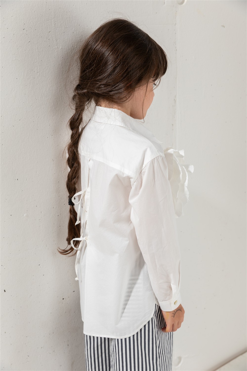 Camicia in cotone a manica lunga bianca con spilla fiore Zhoe & Tobiah - immagine 3