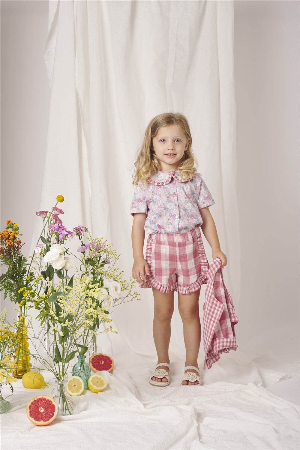 Shorts in cotone goffrato a quadri panna e rosa con rouches laterali Latitta