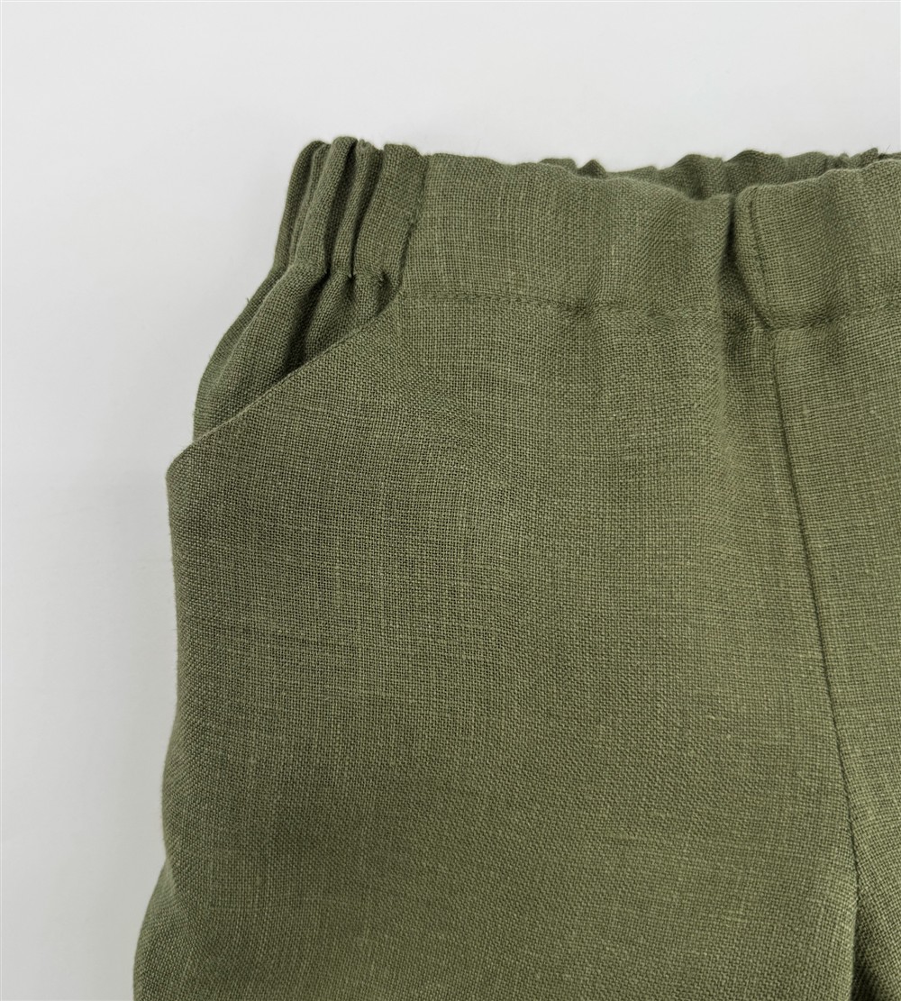 Completo in lino camicia a righe giallo e bianche con profili e bermuda verde La Stupenderia - immagine 4