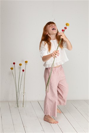 Pantalone smerlati alla caviglia in cotone a righe bianco e amarena Zhoe & Tobiah