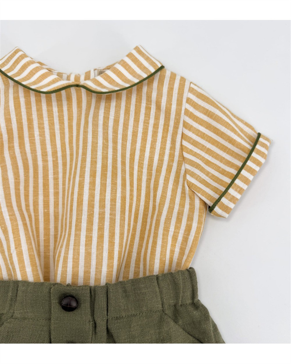 Completo in lino body camicia a righe giallo e panna con profilo colletto verde e bermuda verde La Stupenderia - immagine 2