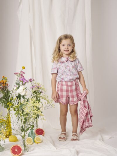 Shorts in cotone goffrato a quadri panna e rosa con rouches laterali Latitta