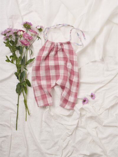 Salopette in cotone garzato a quadri bianco e rosa Latitta