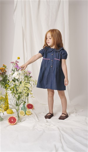 Abito manica sbuffo in jeans collo rouches con fettuccia fucsia Latitta
