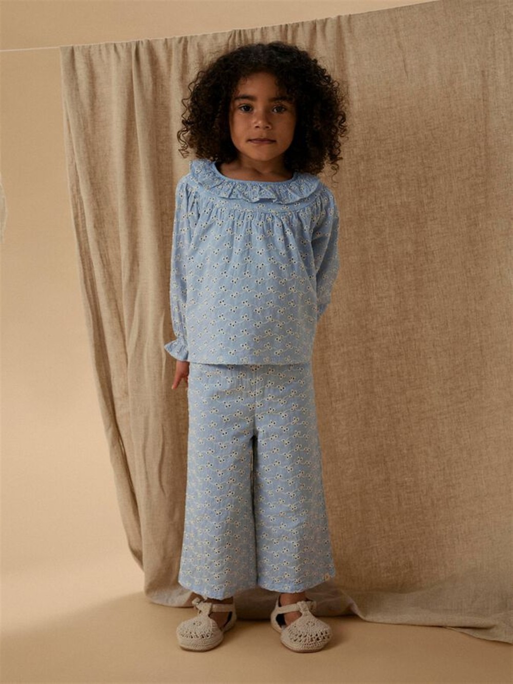 Completo maglia manica lunga e pantalone celeste in pizzo san gallo Lil Atelier