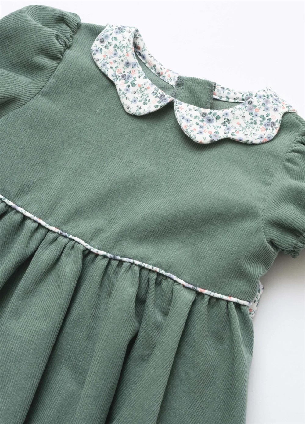 Abito in velluto verde con colletto e cintura fiori rosa Crochette - immagine 3